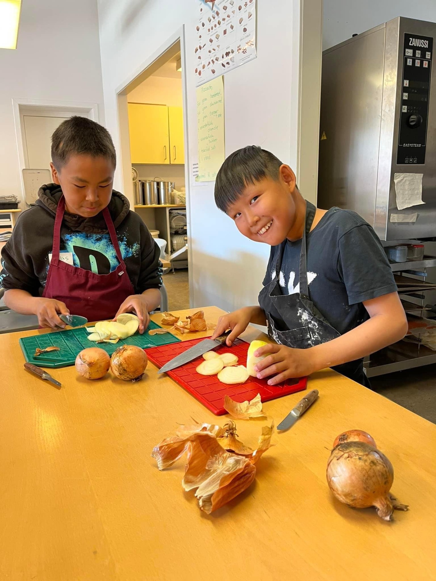 Køkkenet er et populært værksted i Sommerskolen. Når børnene møder ind om morgenen, starter vi med en morgenbolle og et glas saftevand. Omkring kl. 12.30 står middagsmaden klar, til alle de børn og unge, der er mødt op. Der laves klassiske retter som Boller i karry med ris, Lasagne, Torsk i fad, Millionbøf med kartoffelmos, Pizza, Frikadeller, Kylling i karry osv. Hver fredag er der kage.