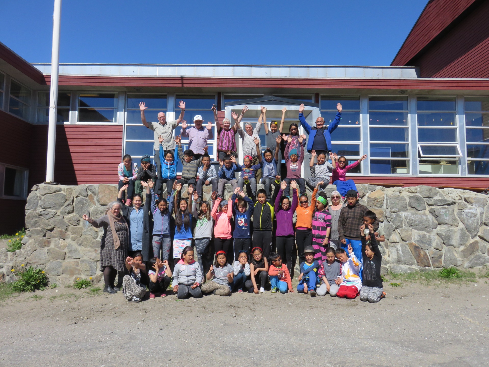 Her ses nogle af børnene og holdet fra 2017 foran skolen.