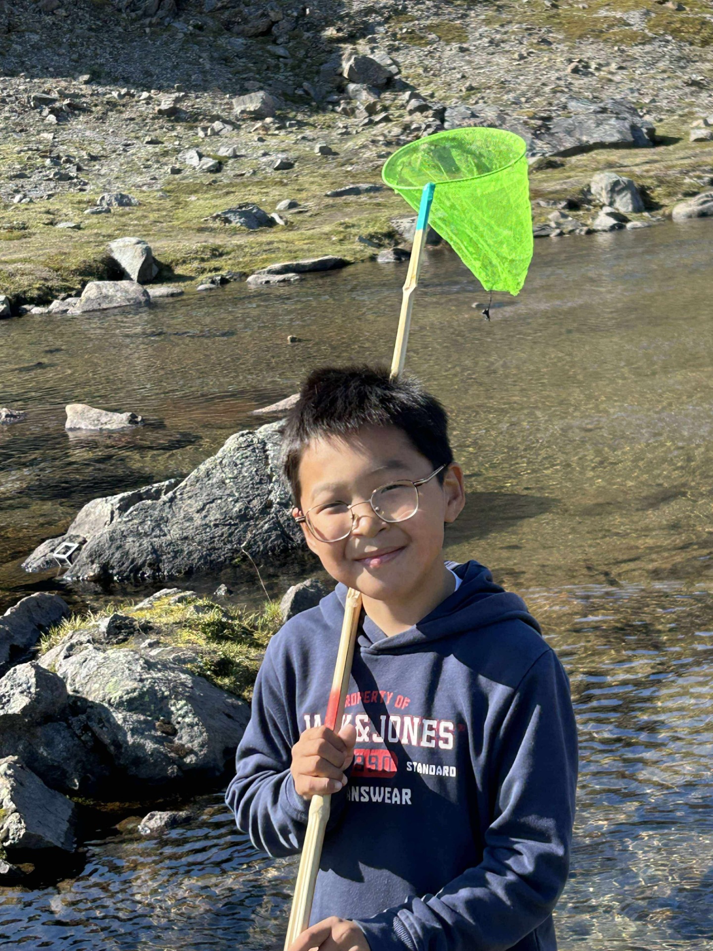 En skøn dag med fiskenet ved søen i Blomsterdalen.