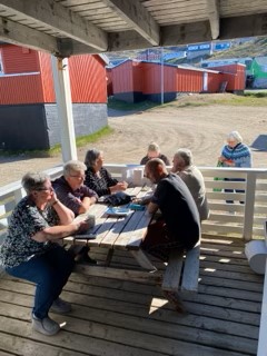 De frivillige holder fri og nyder det gode vejr på terrassen på kollegiet. Sammenholdet er vigtig. Der er plads til mange gode snakke. I fritiden kan man tage på vandretur i fjeldene, bestige en fjeldtop, spilleaftener, strikkehygge, deltage i nogle af de arrangementer der er i byen, fisketur eller selvbetalte ture til gletchere, bygder, eller hvalsafari.