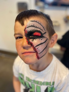 I Bjørnebanden kan man lave mange forskellige aktiviteter hver dag. Nogle dage tilbydes ansigtsmaling. Nogle af ældre børn kommer også ind, for at blive malet i ansigtet. Til stor glæde for mange.