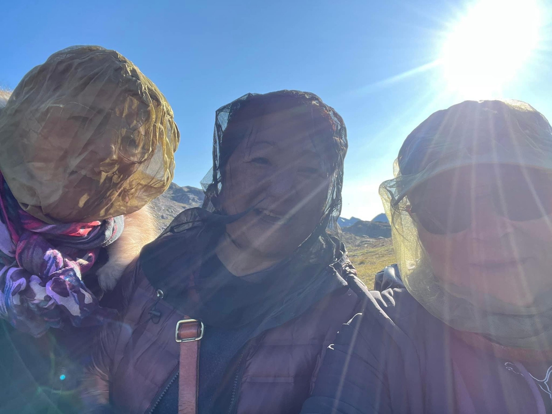 På vandretur i fjeldet. Den gode stemning blandt de frivillige, smitter af på arbejdet med børnene.