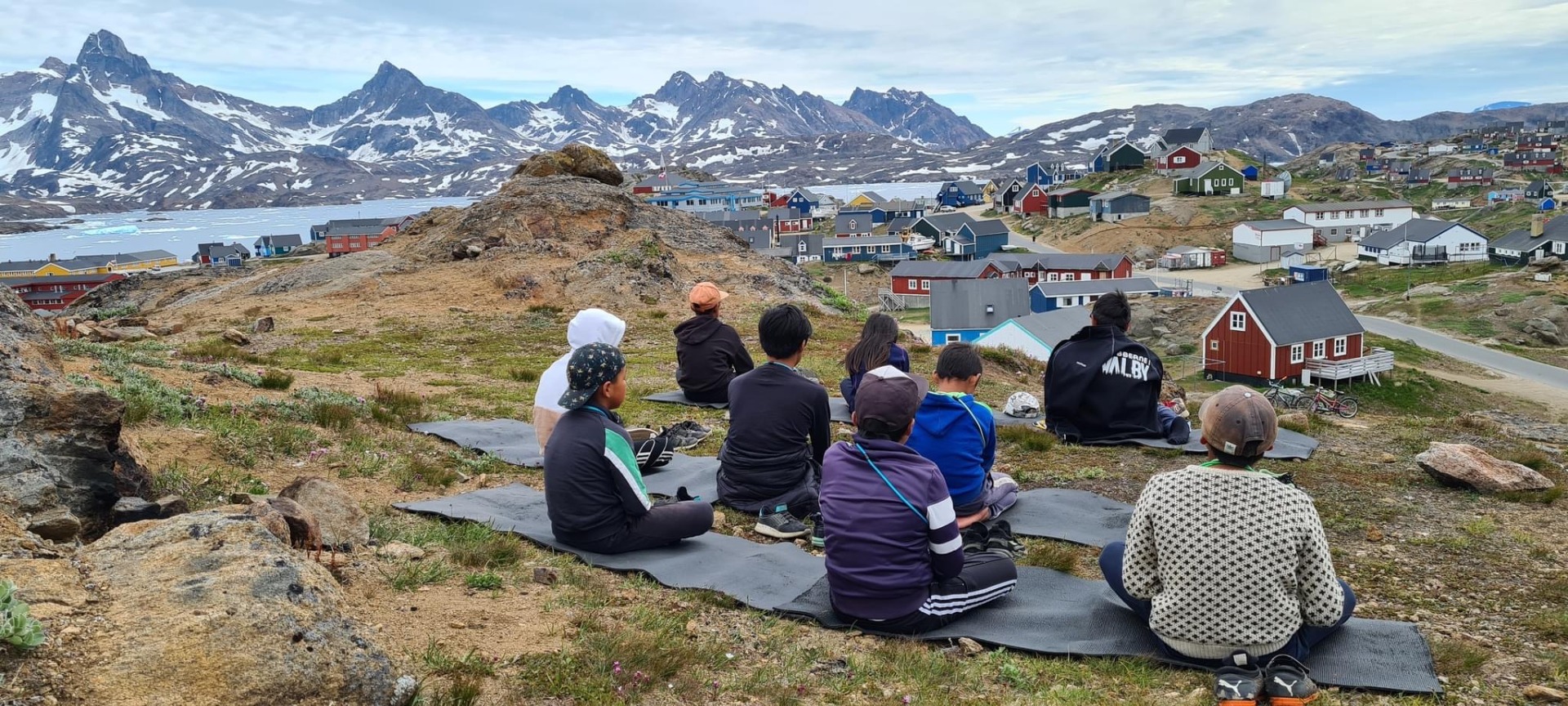 Udeholdet dyrker Yoga ude i fjeldet. 